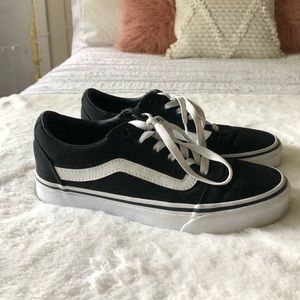 Women’s 7 Like New Black Vans